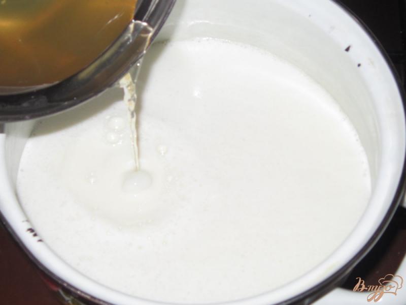 Фото приготовление рецепта: Молочное желе с клубничным джемом шаг №5