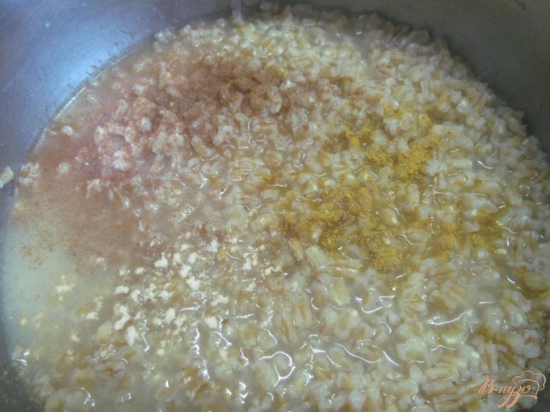 Фото приготовление рецепта: Пшеничная каша с помидором и горошком шаг №2
