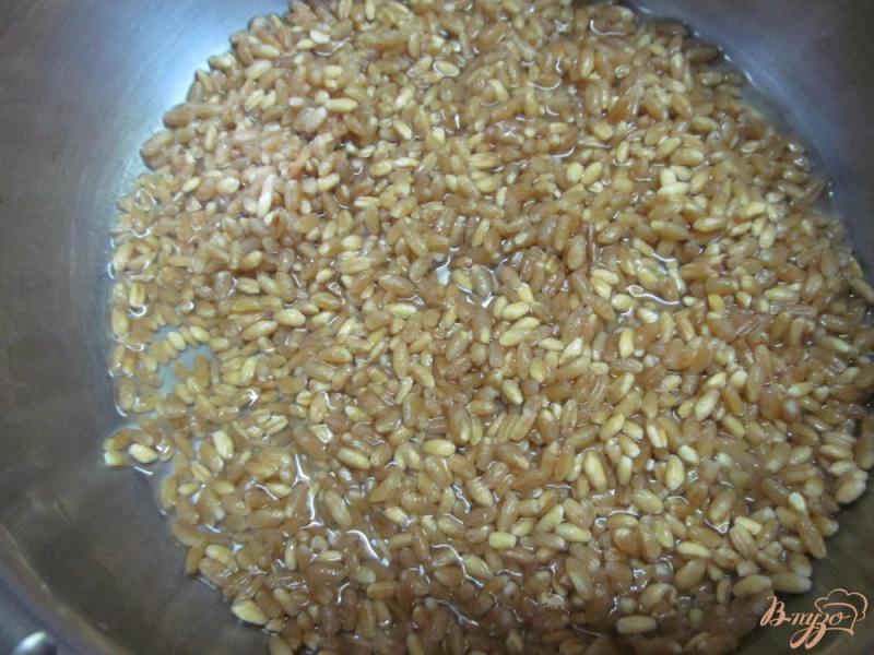 Фото приготовление рецепта: Пшеничная каша с помидором и горошком шаг №1