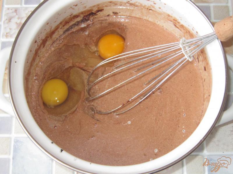 Фото приготовление рецепта: Шоколадные кексы с курагой шаг №3