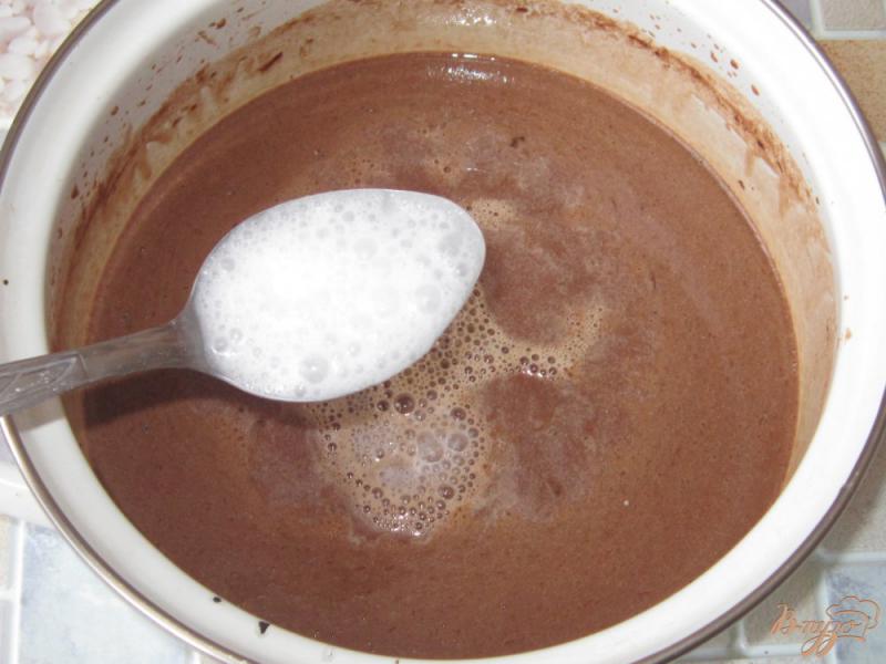 Фото приготовление рецепта: Шоколадные кексы с курагой шаг №4