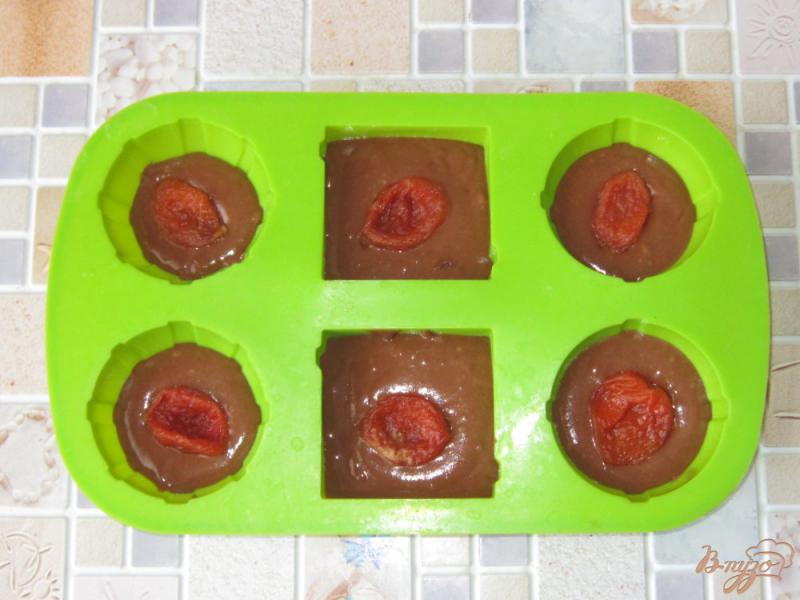 Фото приготовление рецепта: Шоколадные кексы с курагой шаг №8