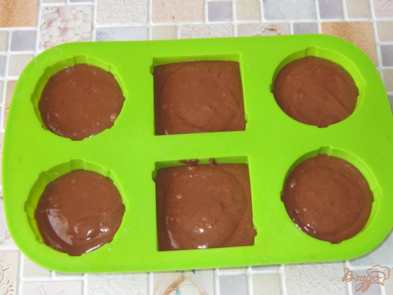 Фото приготовление рецепта: Шоколадные кексы с курагой шаг №9