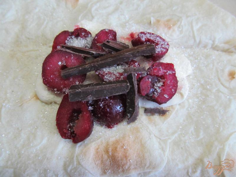 Фото приготовление рецепта: Пирожки из лаваша «вишня в шоколаде» шаг №3