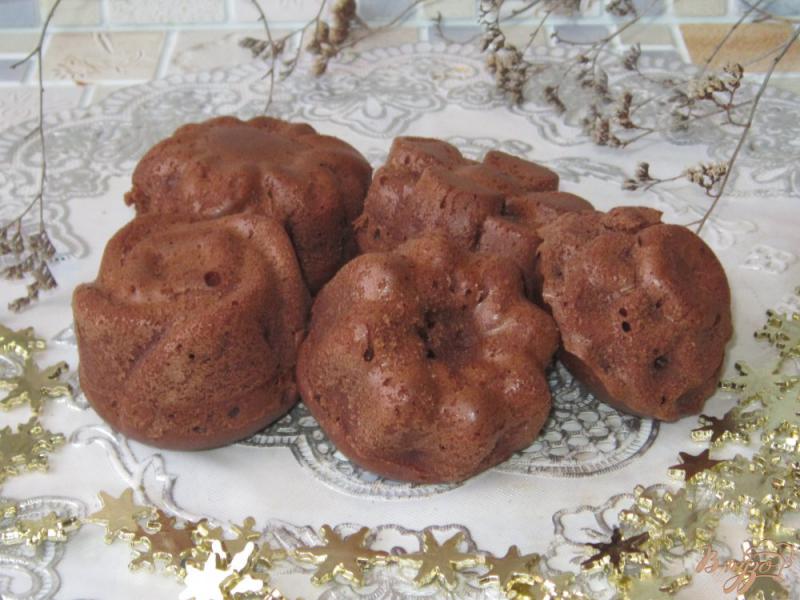 Фото приготовление рецепта: Шоколадные кексы с курагой шаг №10