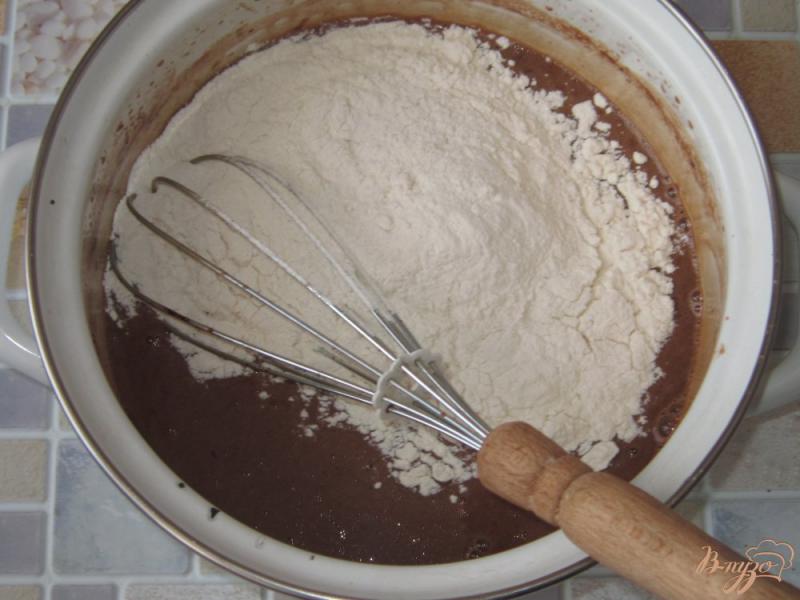 Фото приготовление рецепта: Шоколадные кексы с курагой шаг №5