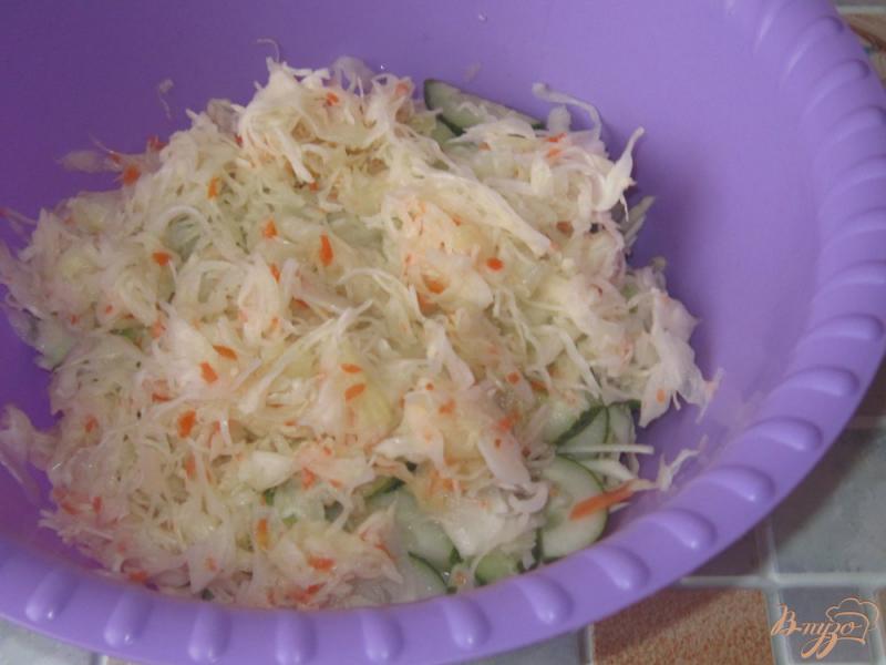 Фото приготовление рецепта: Салат с квашеной капустой и редькой шаг №3