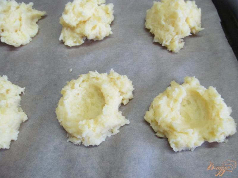 Фото приготовление рецепта: Картофельные гнезда с грибами и беконом шаг №6