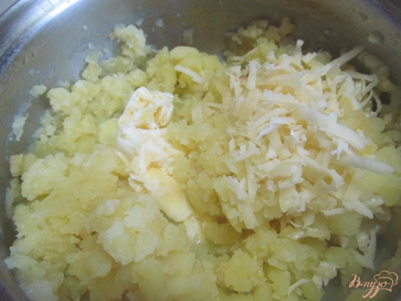 Фото приготовление рецепта: Картофельные гнезда с грибами и беконом шаг №2
