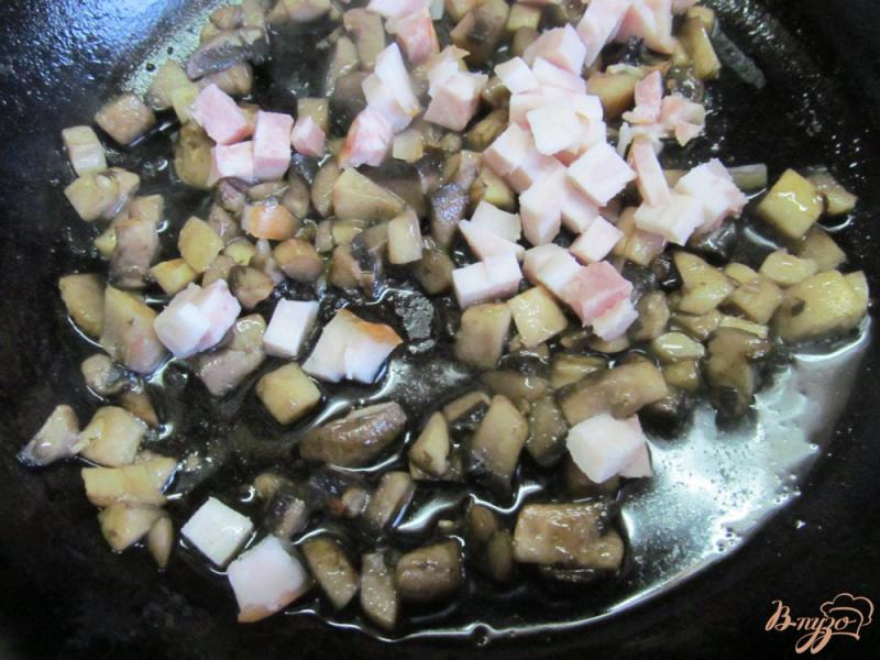 Фото приготовление рецепта: Картофельные гнезда с грибами и беконом шаг №5
