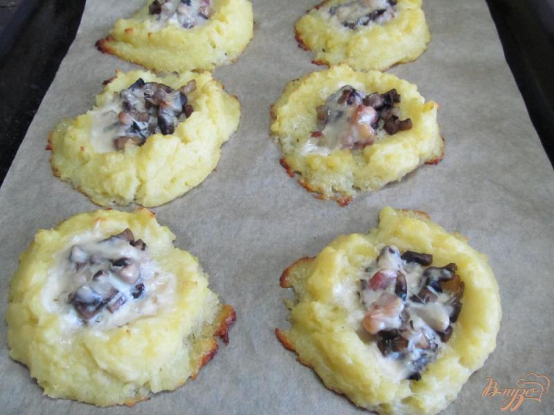 Фото приготовление рецепта: Картофельные гнезда с грибами и беконом шаг №9