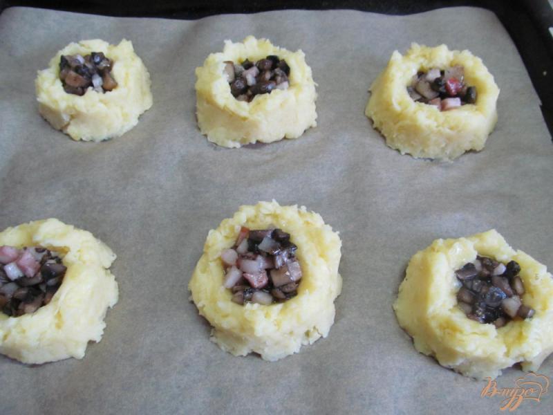Фото приготовление рецепта: Картофельные гнезда с грибами и беконом шаг №7