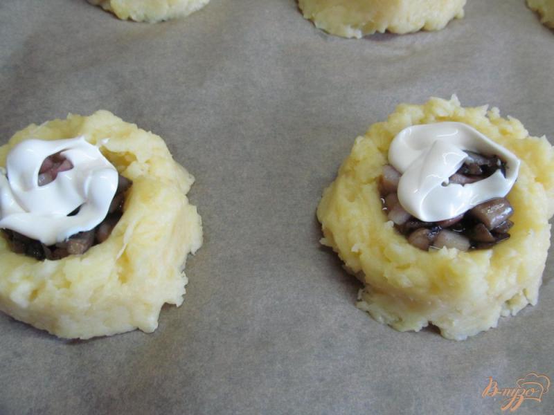 Фото приготовление рецепта: Картофельные гнезда с грибами и беконом шаг №8