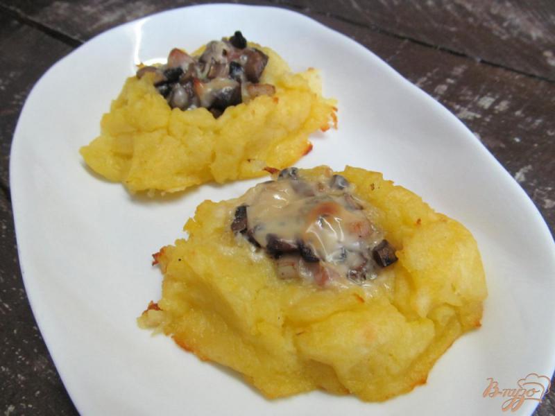 Фото приготовление рецепта: Картофельные гнезда с грибами и беконом шаг №10