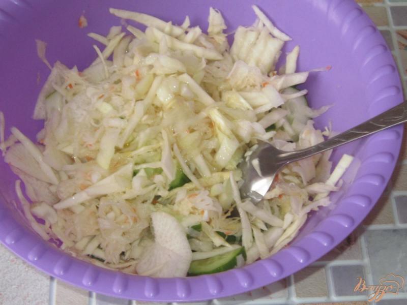 Фото приготовление рецепта: Салат с квашеной капустой и редькой шаг №5