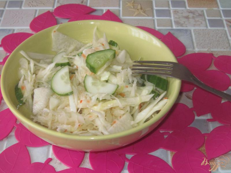 Фото приготовление рецепта: Салат с квашеной капустой и редькой шаг №6