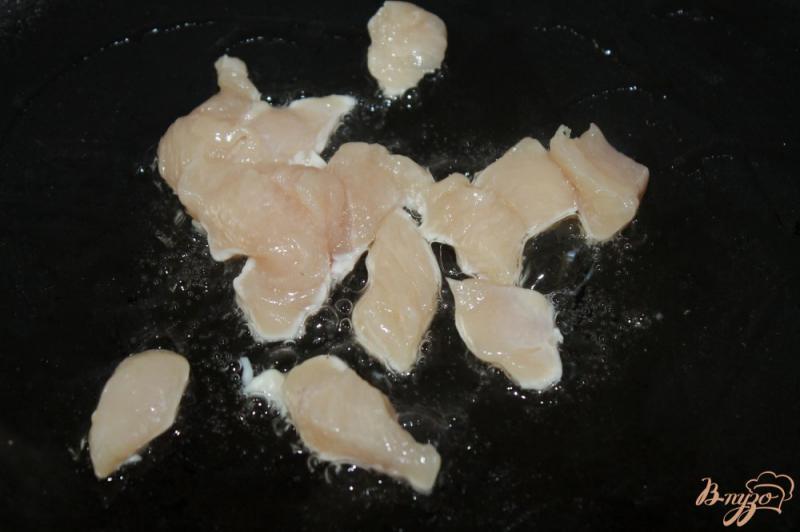Фото приготовление рецепта: Теплый салат с омлетом, грибами и курицей шаг №5