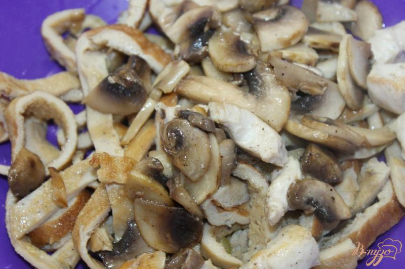 Фото приготовление рецепта: Теплый салат с омлетом, грибами и курицей шаг №7