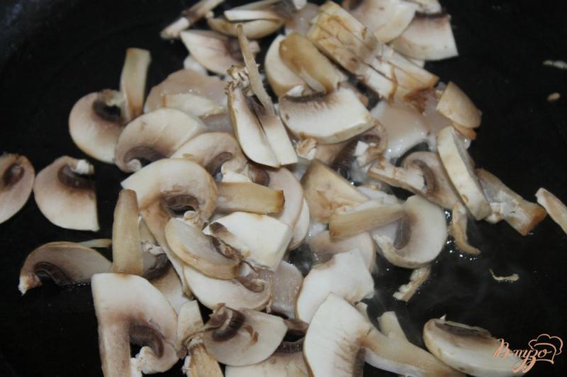 Фото приготовление рецепта: Теплый салат с омлетом, грибами и курицей шаг №6