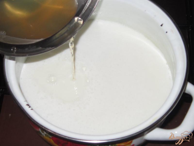 Фото приготовление рецепта: Молочное желе с бананом и шоколадной крошкой шаг №2