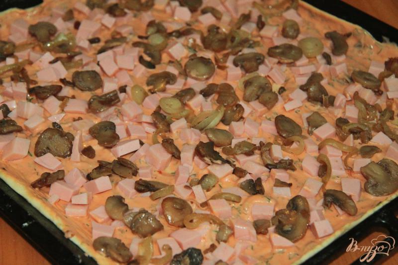 Фото приготовление рецепта: Пицца с грибами, колбасой и сыром на тонком дрожжевом тесте шаг №12