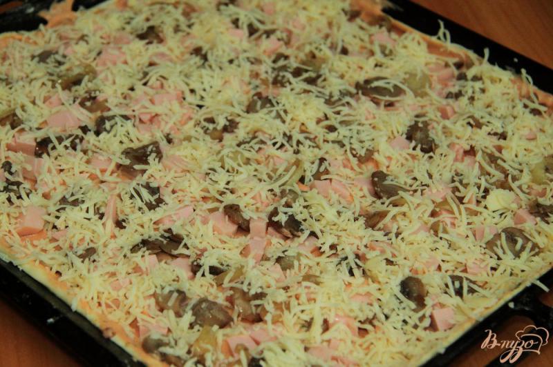 Фото приготовление рецепта: Пицца с грибами, колбасой и сыром на тонком дрожжевом тесте шаг №13
