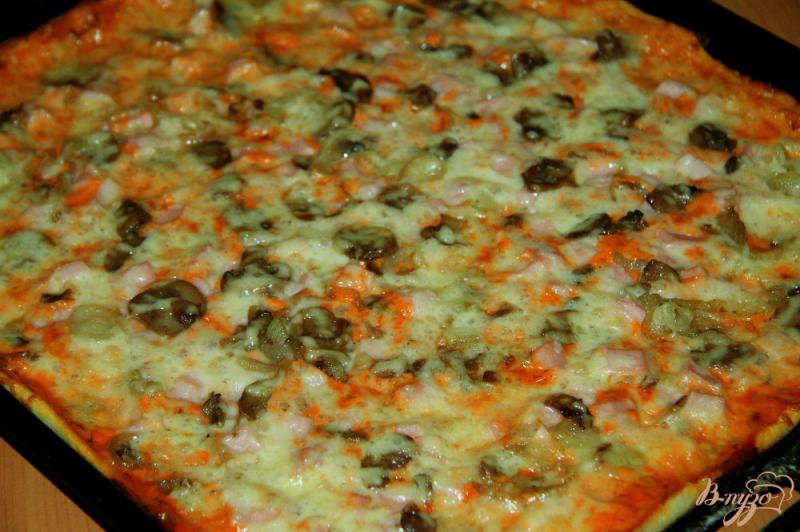 Фото приготовление рецепта: Пицца с грибами, колбасой и сыром на тонком дрожжевом тесте шаг №14