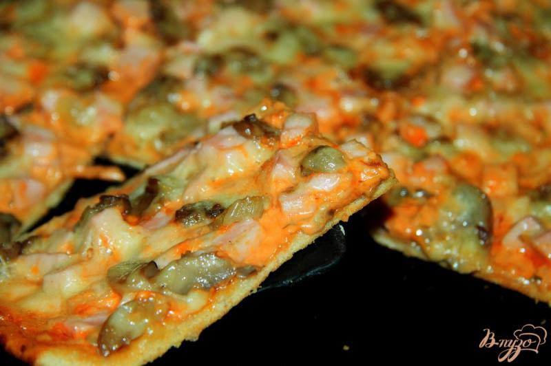 Фото приготовление рецепта: Пицца с грибами, колбасой и сыром на тонком дрожжевом тесте шаг №16