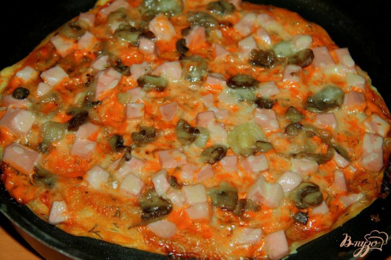 Фото приготовление рецепта: Пицца с грибами, колбасой и сыром на тонком дрожжевом тесте шаг №15