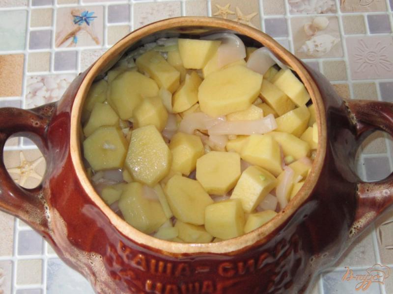 Фото приготовление рецепта: Картофель с кальмарами в горшочке шаг №5