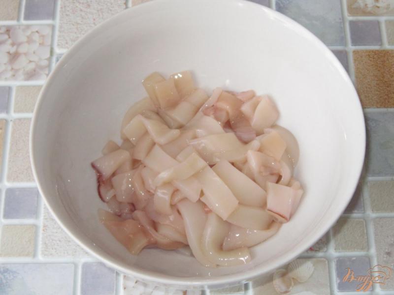 Фото приготовление рецепта: Картофель с кальмарами в горшочке шаг №3