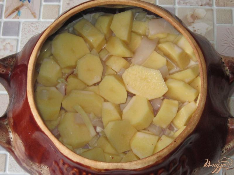Фото приготовление рецепта: Картофель с кальмарами в горшочке шаг №8