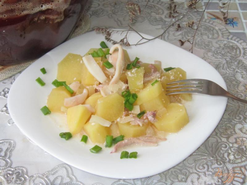 Фото приготовление рецепта: Картофель с кальмарами в горшочке шаг №9