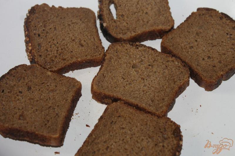 Фото приготовление рецепта: Гренки с черного хлеба с красной рыбой, сыром и баварской горчицей шаг №1