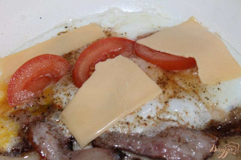 Фото приготовление рецепта: Яичница на завтрак с беконом, сыром и помидорами шаг №4
