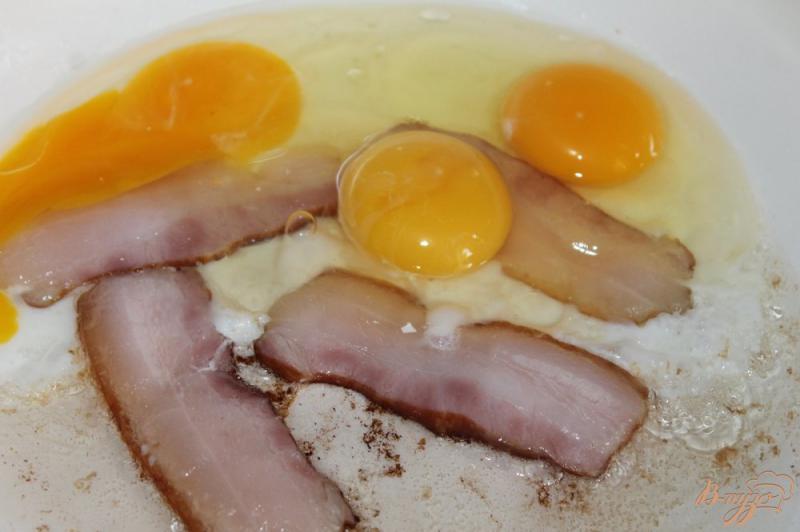 Фото приготовление рецепта: Яичница на завтрак с беконом, сыром и помидорами шаг №2