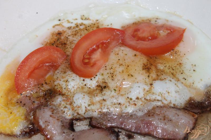 Фото приготовление рецепта: Яичница на завтрак с беконом, сыром и помидорами шаг №3