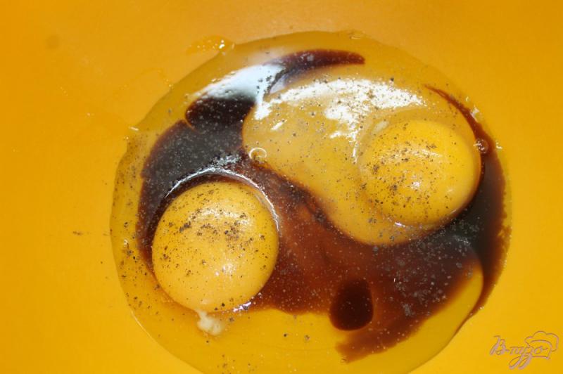 Фото приготовление рецепта: Омлет с соевым соусом и оливками шаг №2