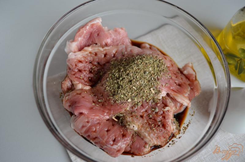 Фото приготовление рецепта: Свинина в тесте шаг №4