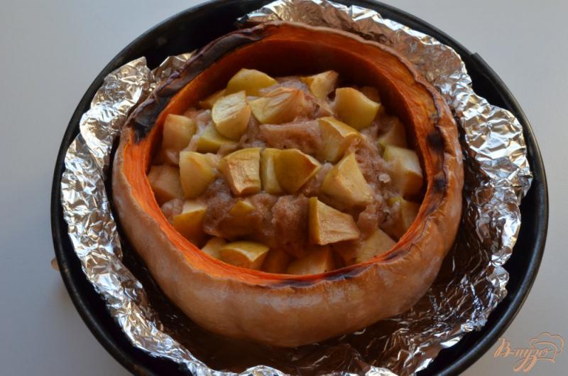 Фото приготовление рецепта: Пирог с яблоками в тыкве шаг №8