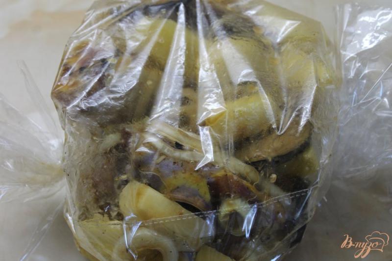 Фото приготовление рецепта: Запеченные куриные ножки с баклажаном и картофелем шаг №5