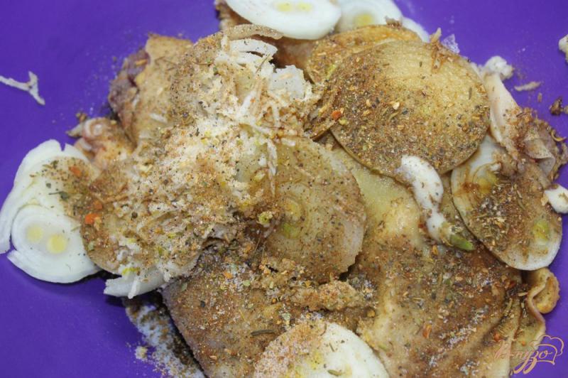 Фото приготовление рецепта: Запеченные куриные ножки с баклажаном и картофелем шаг №3