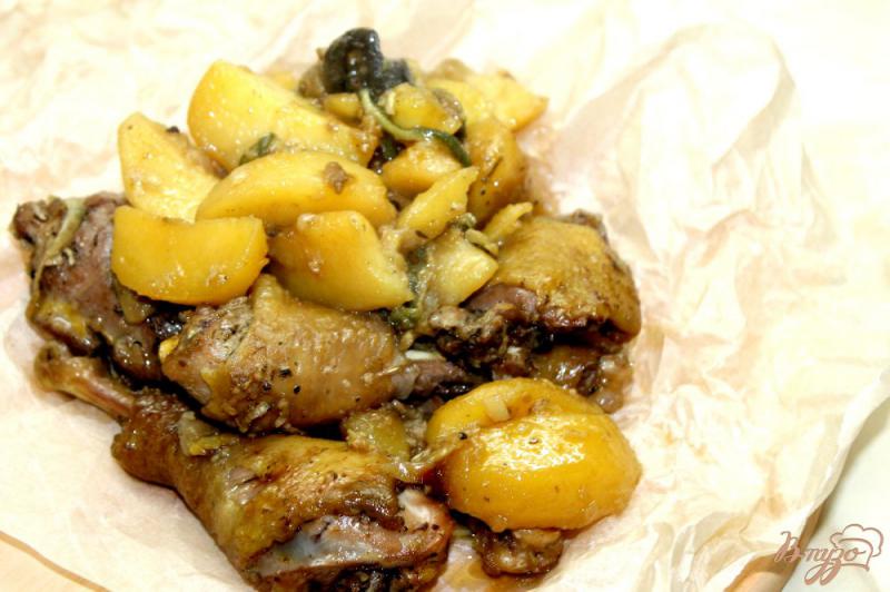 Фото приготовление рецепта: Запеченные куриные ножки с баклажаном и картофелем шаг №6