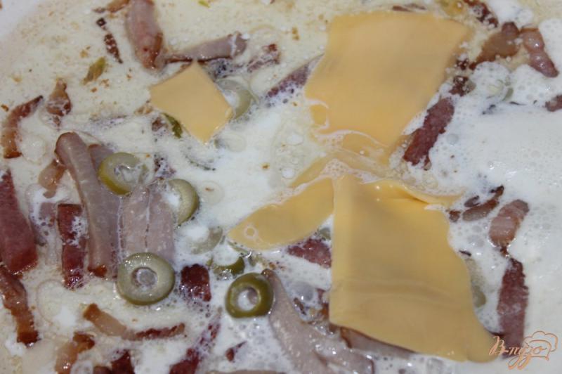 Фото приготовление рецепта: Паста в сливочном соусе с колбасой и оливками шаг №4