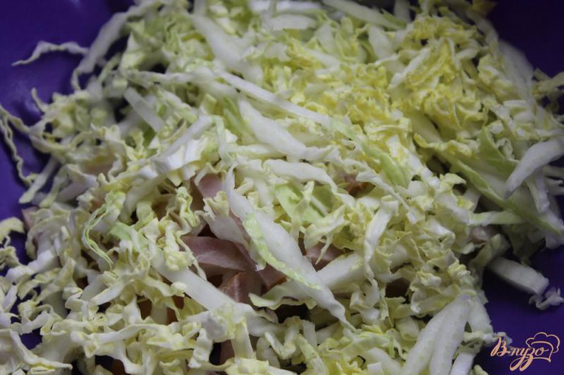 Фото приготовление рецепта: Салат из капусты с ветчиной и сухариками шаг №3