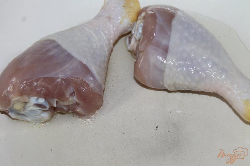 Фото приготовление рецепта: Жареные куриные голени с луком и французской горчицей шаг №1