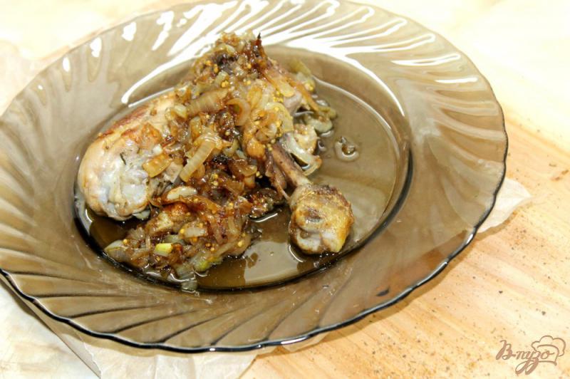 Фото приготовление рецепта: Жареные куриные голени с луком и французской горчицей шаг №4