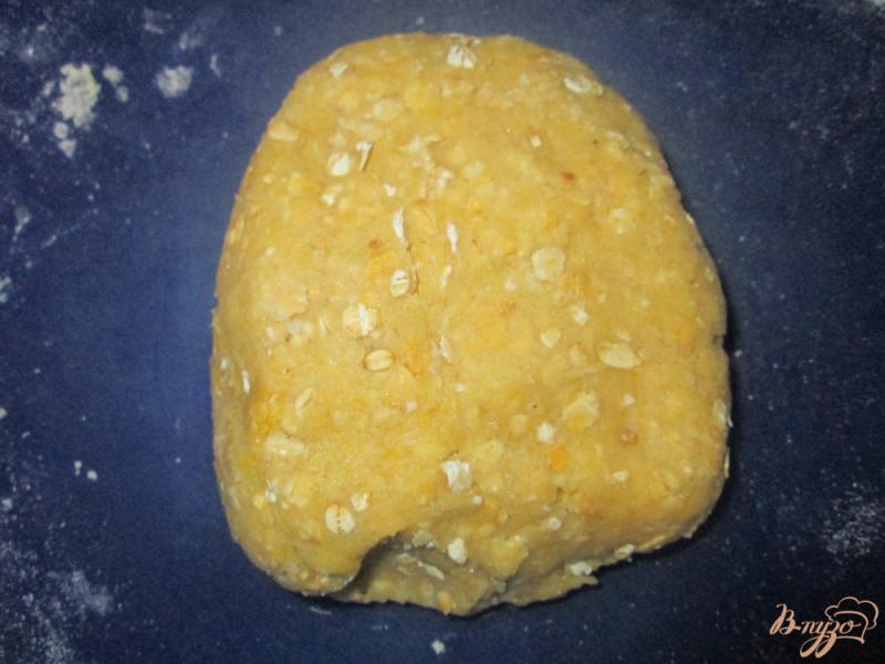 Фото приготовление рецепта: Овсяное печенье с орехами и изюмом шаг №3