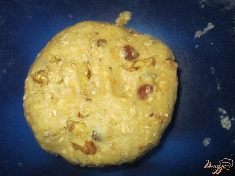 Фото приготовление рецепта: Овсяное печенье с орехами и изюмом шаг №5