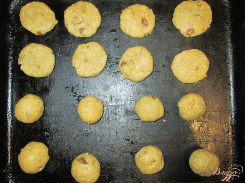 Фото приготовление рецепта: Овсяное печенье с орехами и изюмом шаг №6